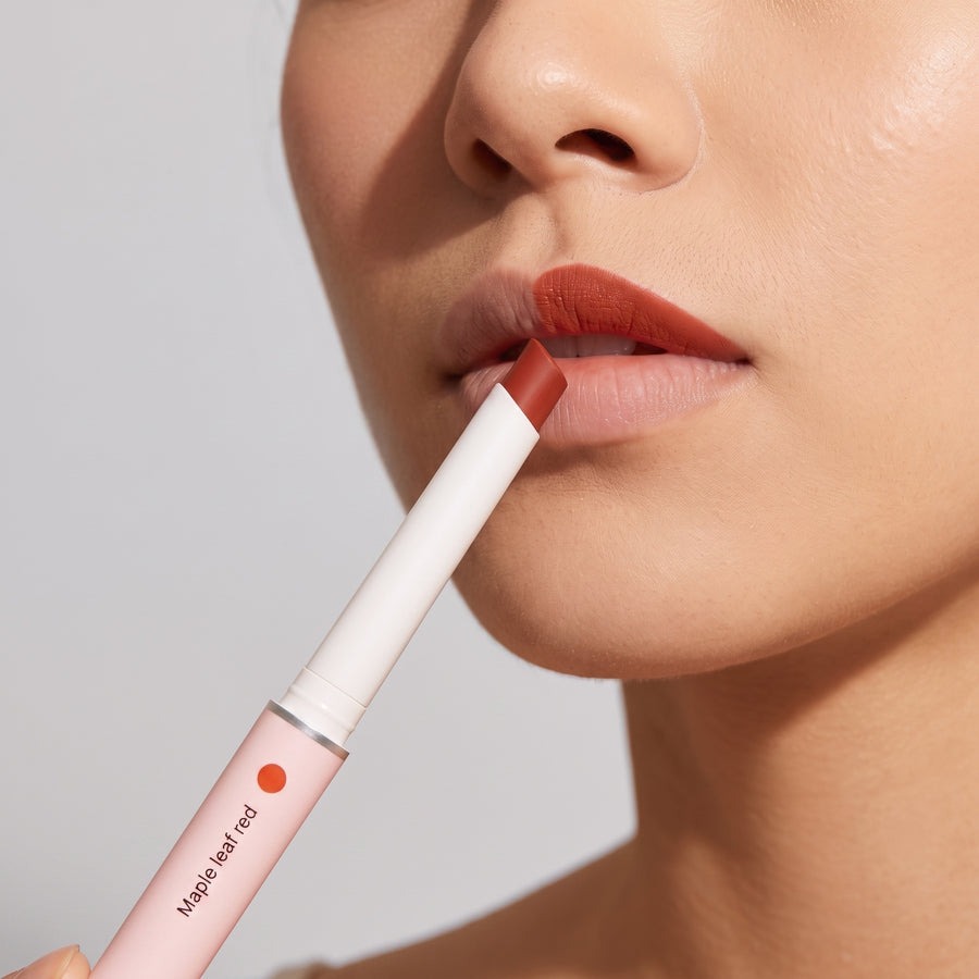 Aplicando el labial, tono Maple leaf red