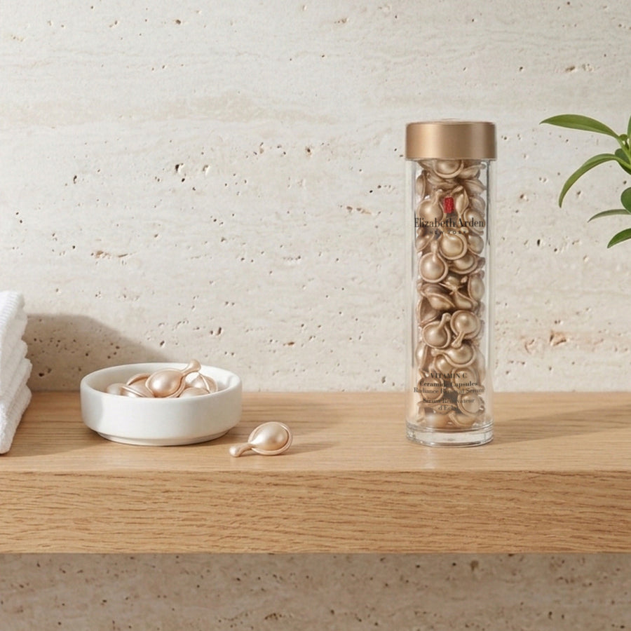 Elizabeth Arden Vitamin C Ceramide Capsules en un estante del baño