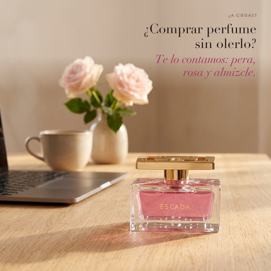 Escada Especially en un escritorio con un portátil, una taza y rosas