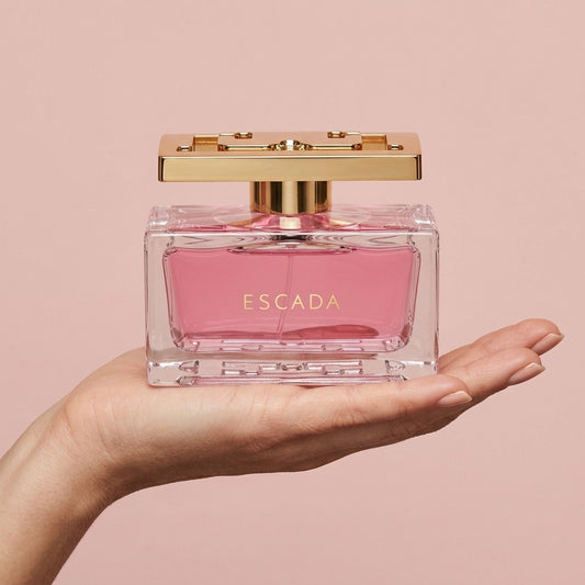Mano sujetando Escada Especially