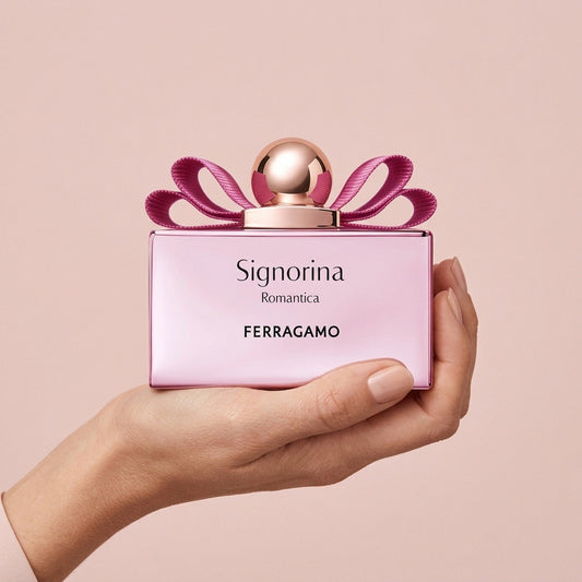 Mano sujetando Ferragamo Signorina Romantica