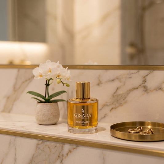 Gisada Ambassador Women en una repisa de mármol con una orquídea blanca