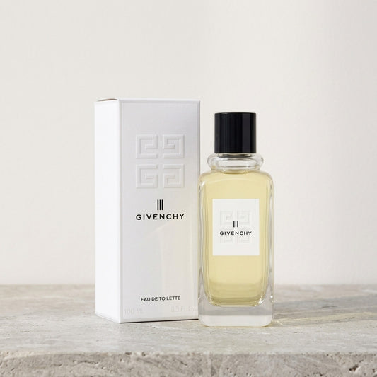 Givenchy III junto a su caja blanca