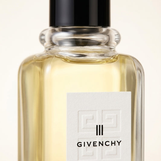Detalle del tapón negro y de la etiqueta de Givenchy III