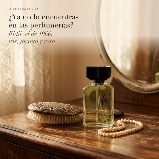 Guy Laroche Fidji en un tocador antiguo con un cepillo y un collar de perlas