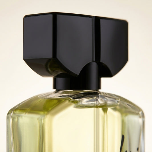Detalle del tapón negro de Guy Laroche Fidji