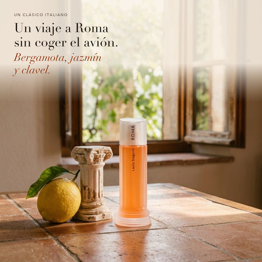 Laura Biagiotti Roma en una mesa con un limón y una pequeña columna de mármol
