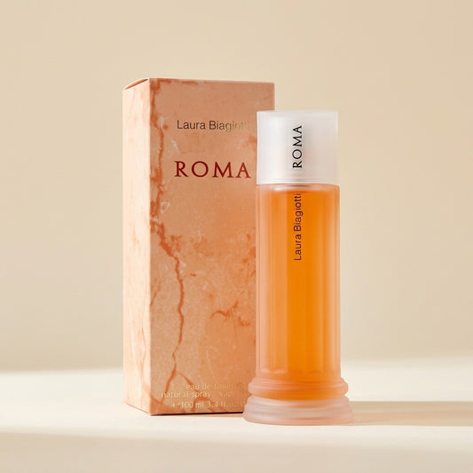 Laura Biagiotti Roma junto a su caja
