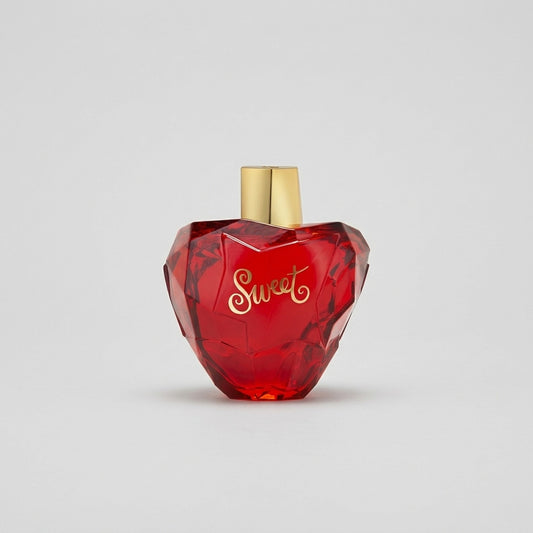 Lolita Lempicka Sweet eau de parfum 100 ml, frasco rojo con forma de manzana sobre fondo gris