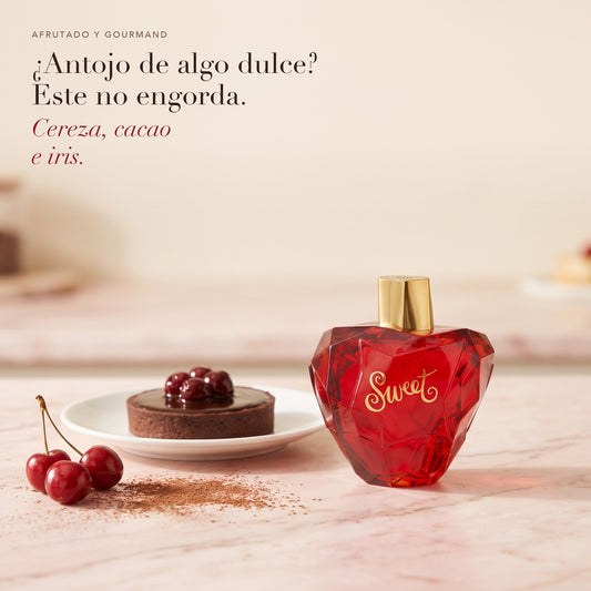 Lolita Lempicka Sweet junto a una tartaleta de chocolate con cerezas