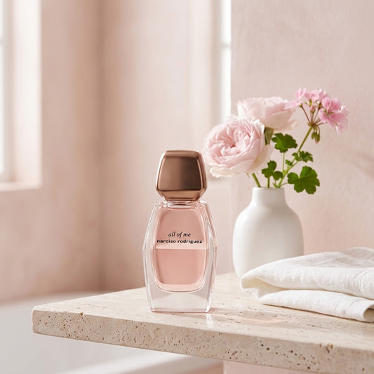 Narciso Rodriguez All of Me en una repisa de travertino con rosas y geranio
