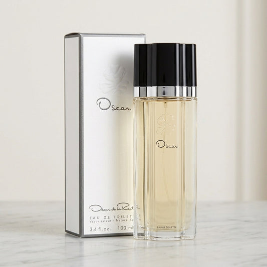 Oscar de la Renta Oscar junto a su caja blanca y plateada