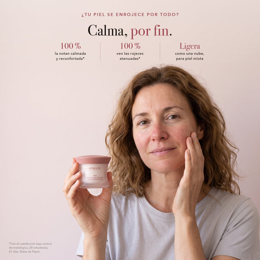Mujer con la crema calmante Payot N°2 en la mano