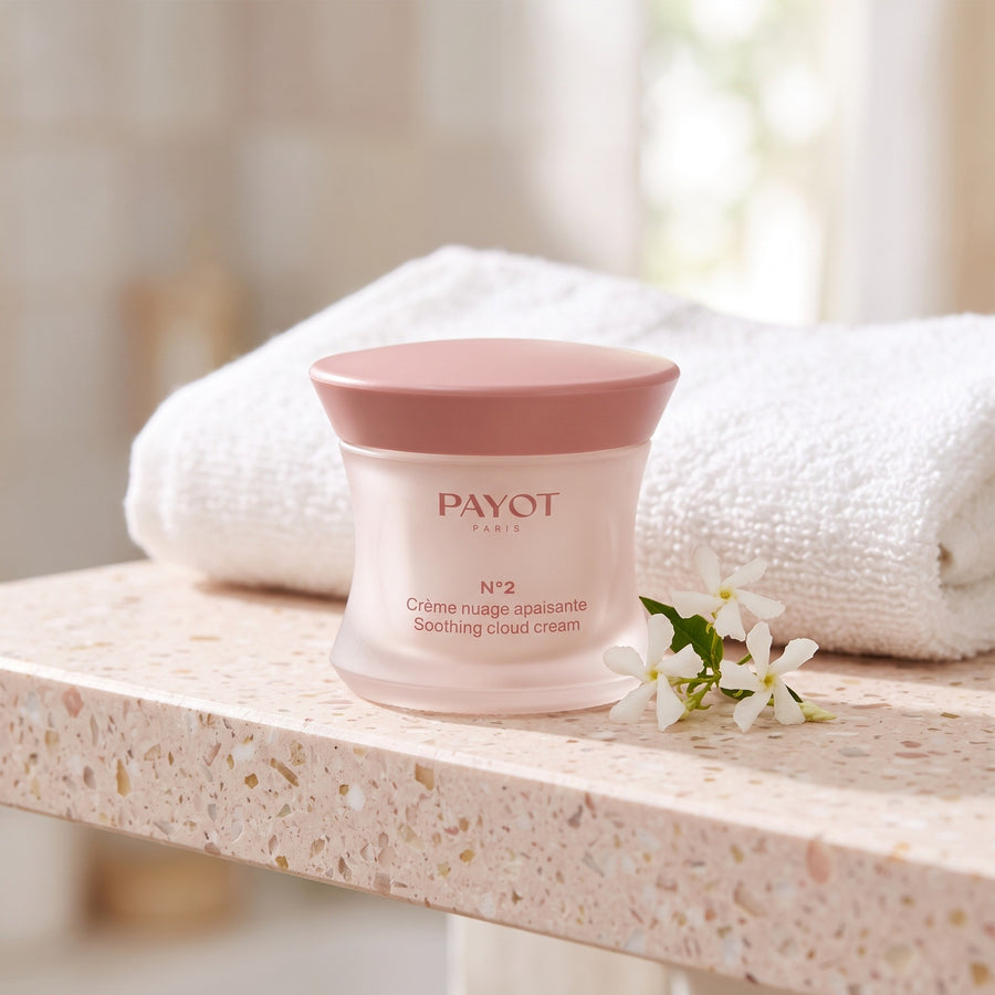 Crema calmante Payot N°2 en un baño claro