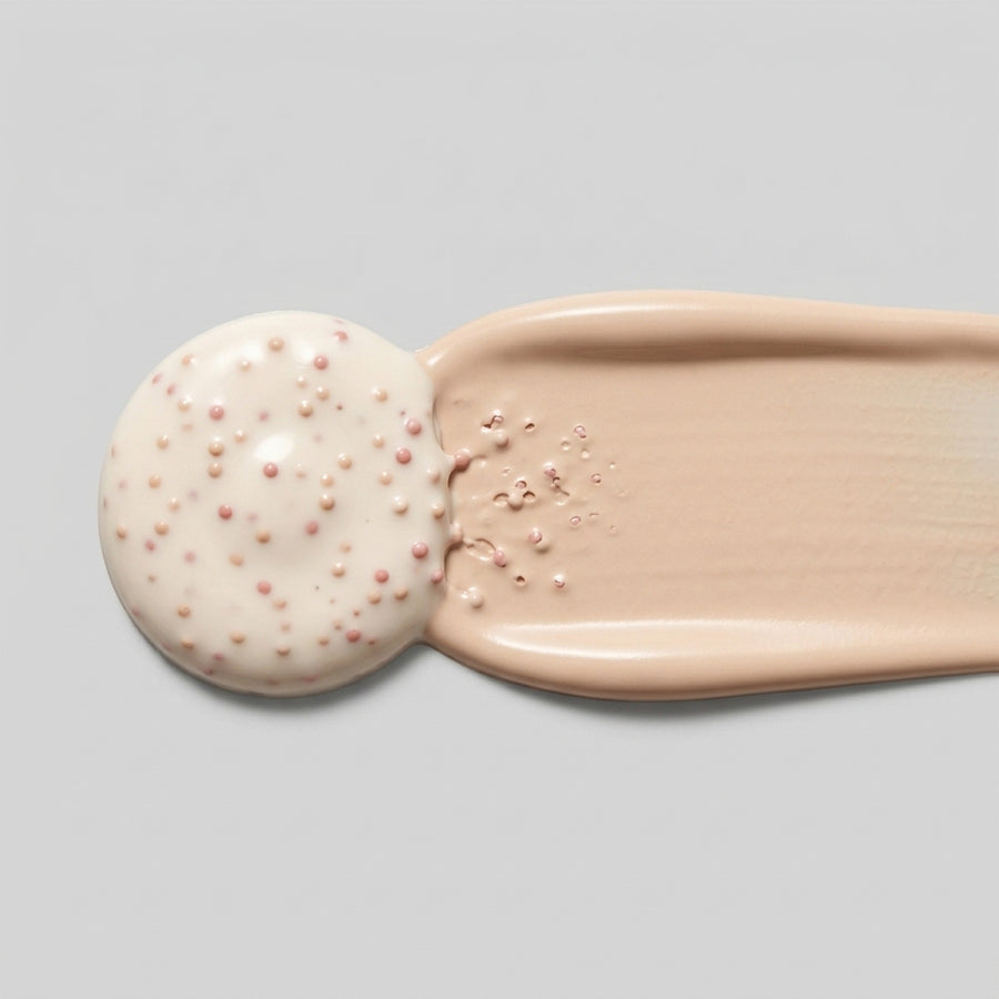 Textura de la CC cream Payot Roselift: crema blanca con pigmentos que se funden en el tono de la piel