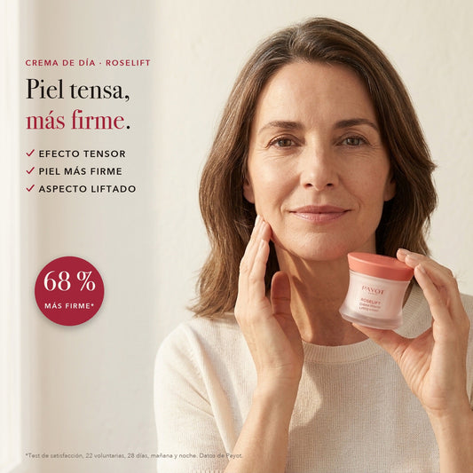 Mujer con la crema de día Payot Roselift en la mano, comprobando la firmeza de su piel