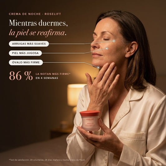 Mujer aplicándose la crema de noche Payot Roselift en el óvalo antes de dormir