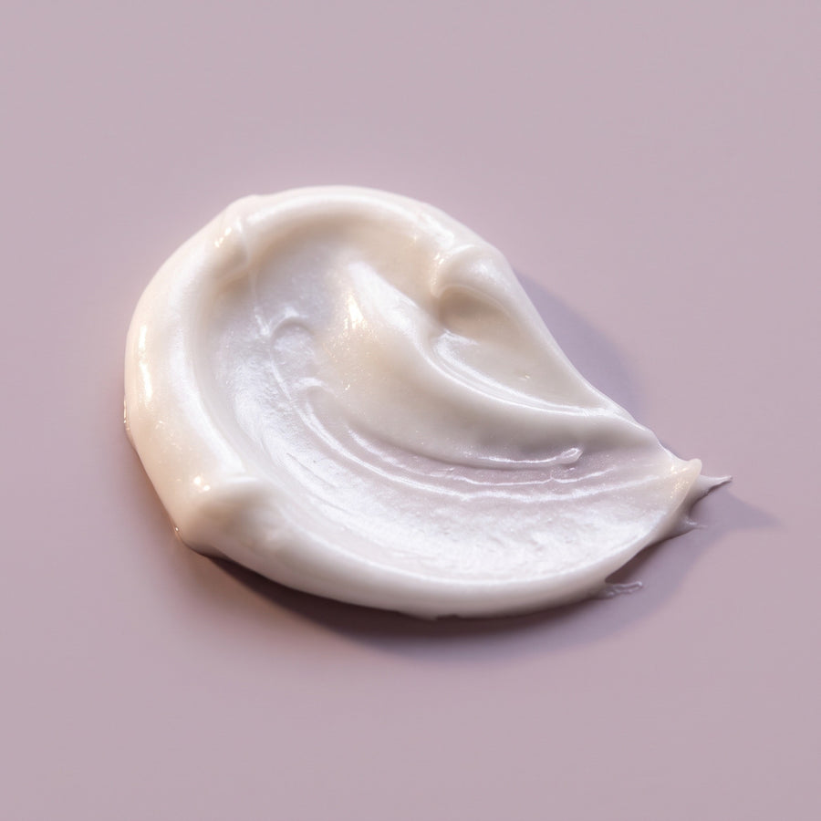 Textura rica y nacarada de la crema de noche Payot Suprême