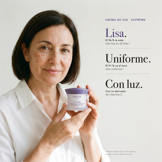Mujer de unos 55 años con la crema de día Payot Suprême en las manos