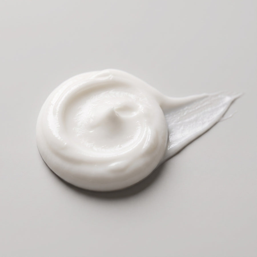 Textura blanca y aterciopelada de la crema de día Payot Suprême