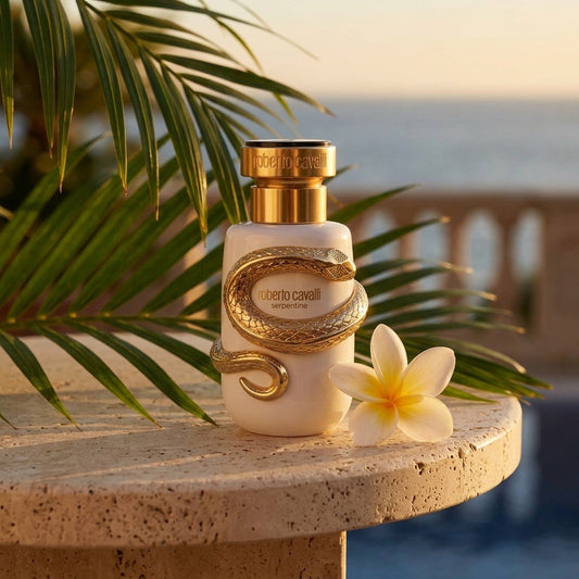 Roberto Cavalli Serpentine en una terraza junto al mar con una hoja de palmera