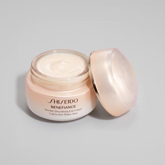 Tarro abierto de Benefiance con la crema