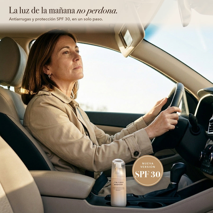 Mujer conduciendo con sol de mañana y la emulsión Shiseido Benefiance SPF 30 en el coche