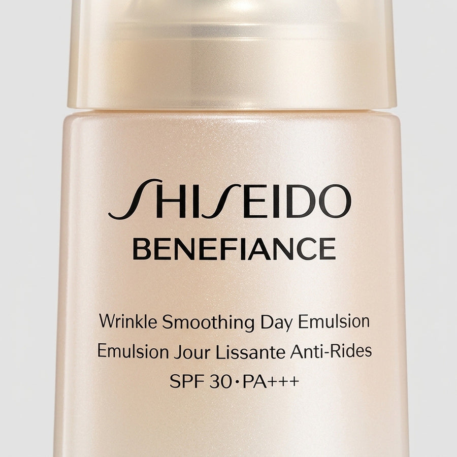 Detalle de la etiqueta de Shiseido Benefiance Wrinkle Smoothing Day Emulsion SPF 30