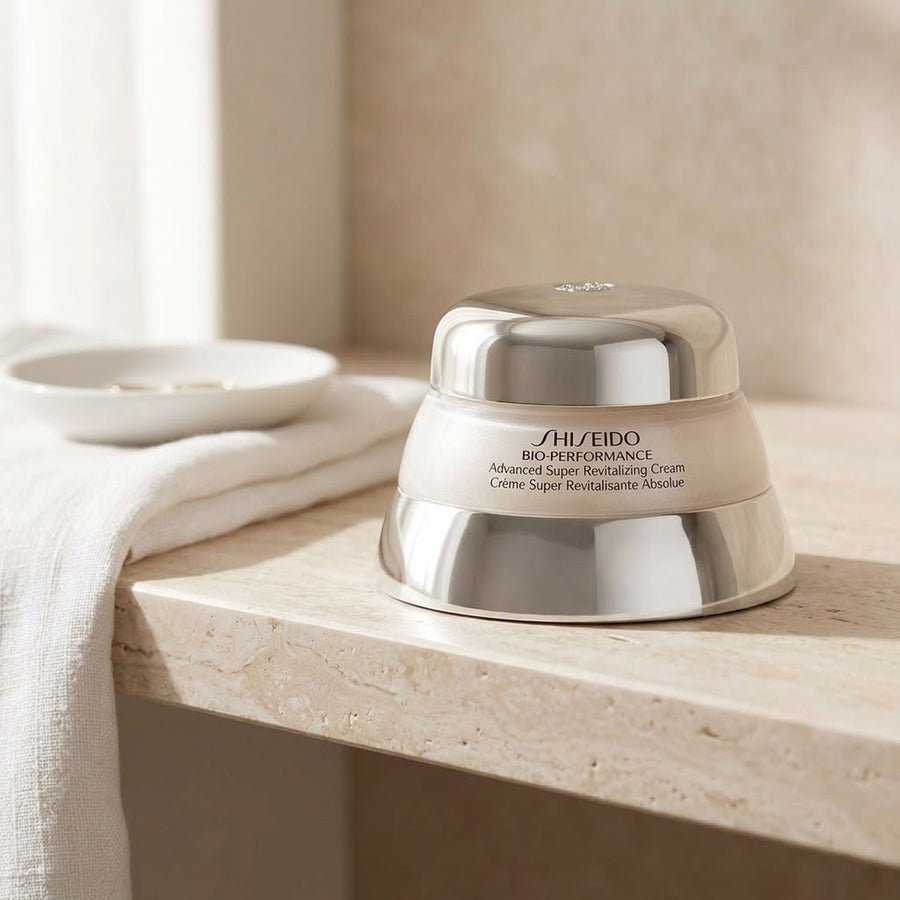 Crema Bio-Performance sobre una repisa de travertino