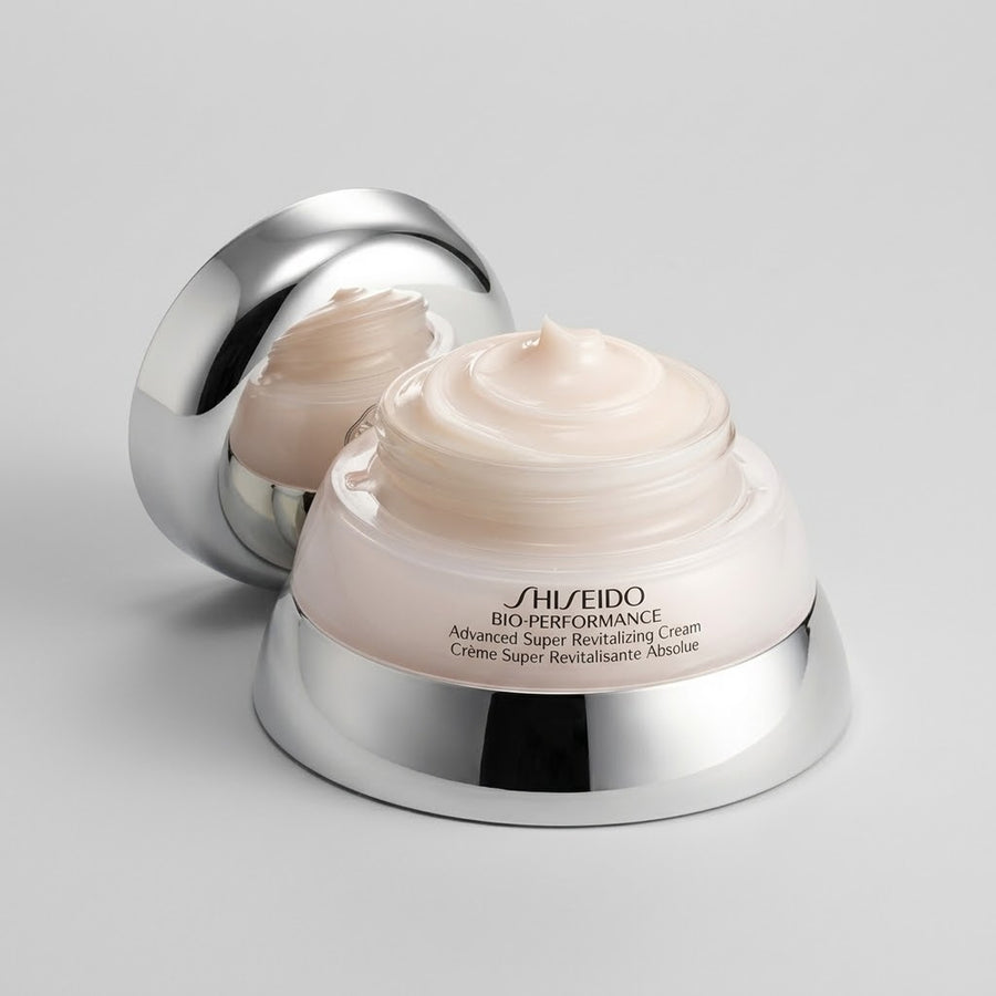 Tarro abierto de Bio-Performance con la crema