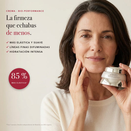 Mujer comprobando la firmeza de su piel con la crema Bio-Performance en la mano