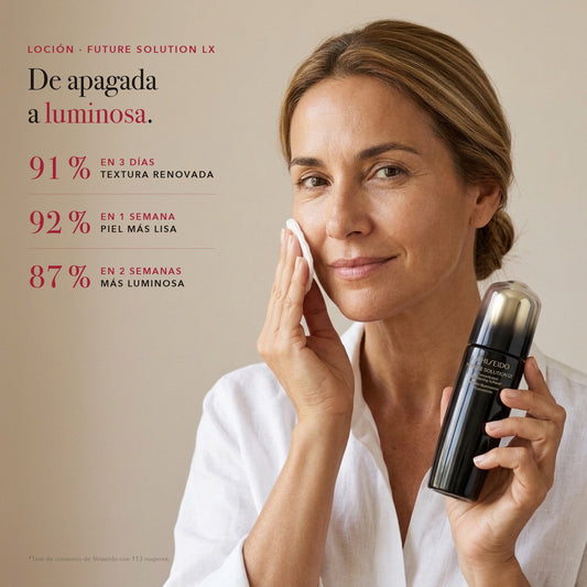Mujer aplicándose la loción Future Solution LX con un algodón: piel luminosa