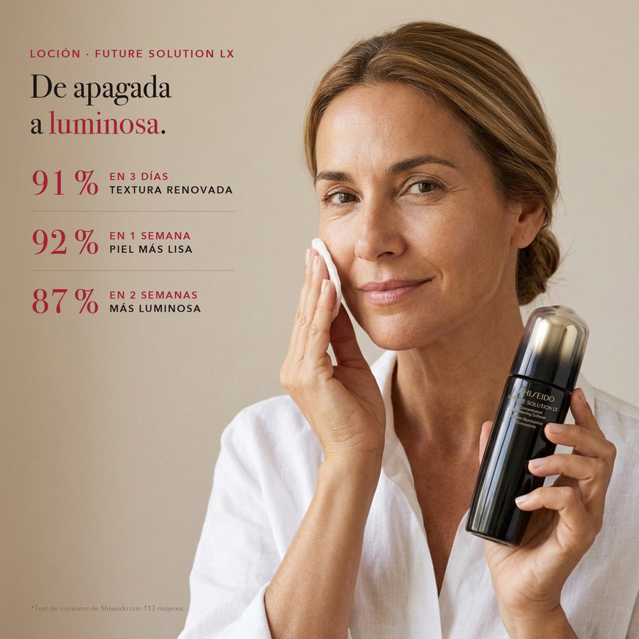 Mujer aplicándose la loción Future Solution LX con un algodón: piel luminosa