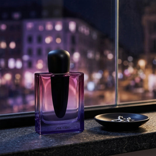 Shiseido Ginza Night junto a una ventana con la ciudad de noche
