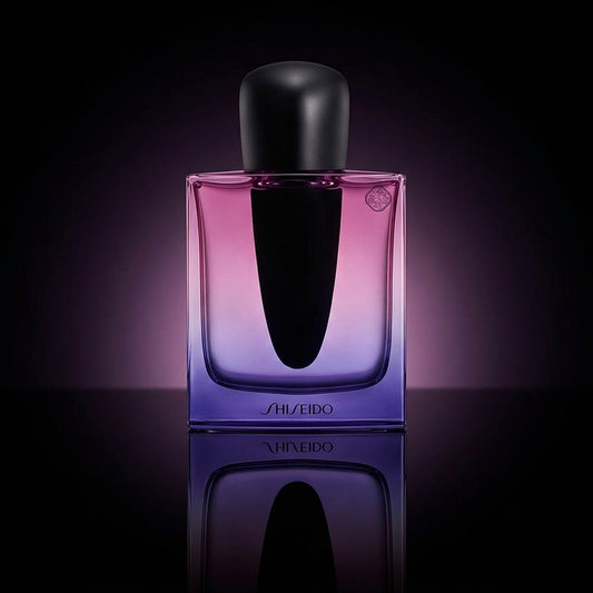 Shiseido Ginza Night reflejado en una superficie oscura