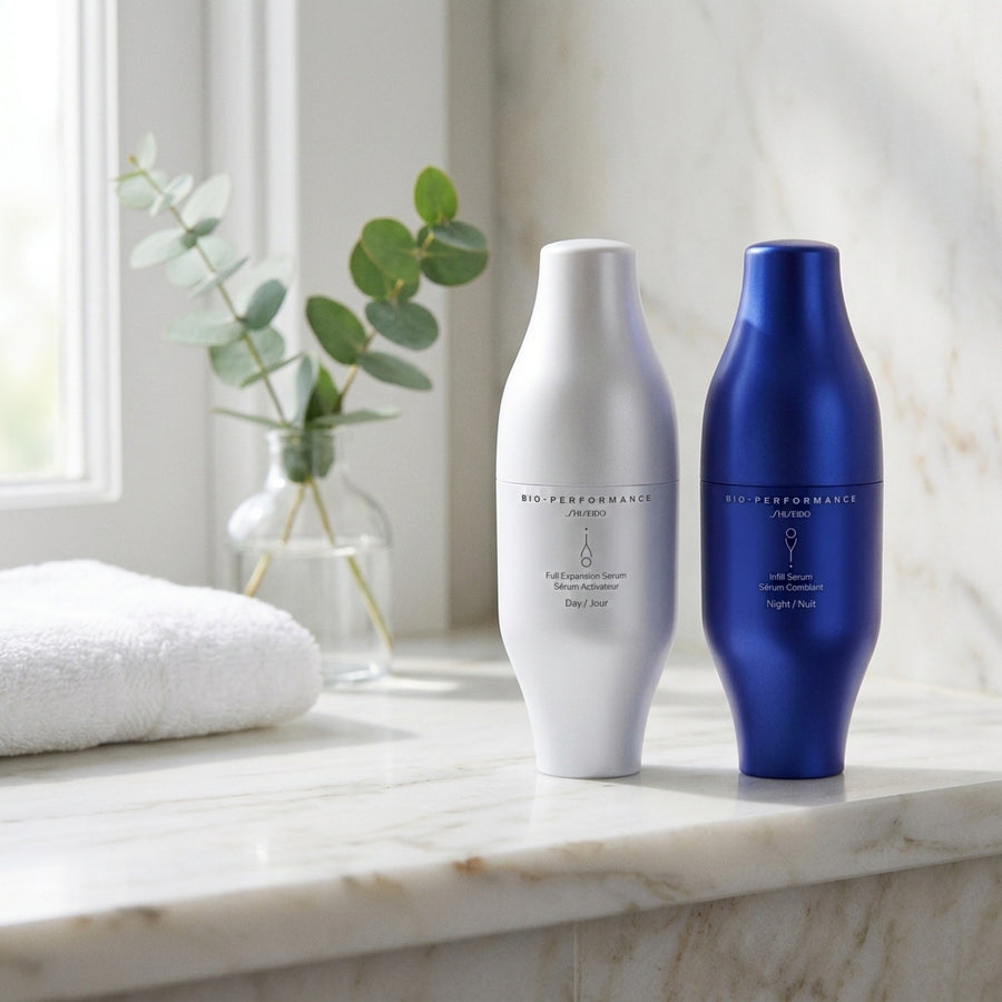 Sérums Shiseido Skin Filler en un baño con luz natural