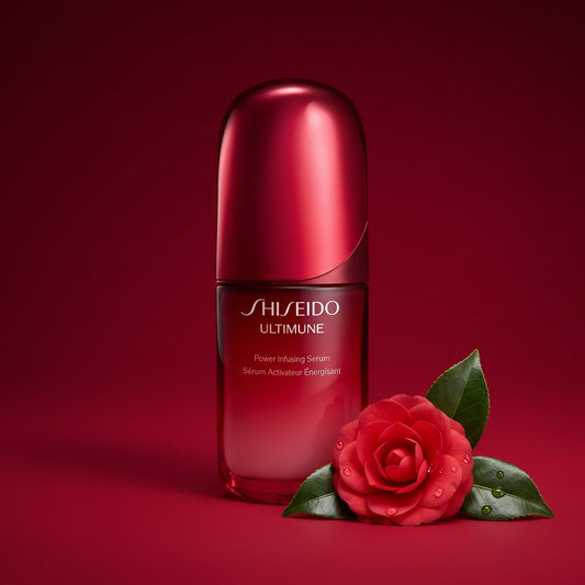 Ultimune sobre fondo rojo con una camelia