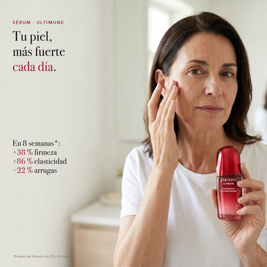 Mujer aplicándose el sérum Ultimune: piel más firme y elástica