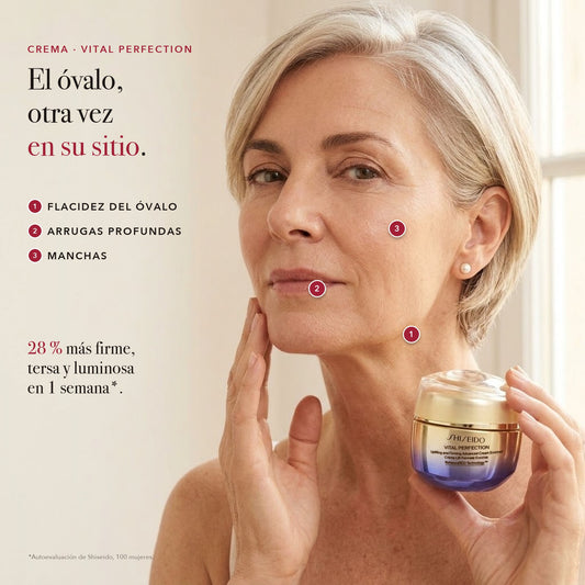 Mujer marcando el óvalo de la cara con la crema Vital Perfection